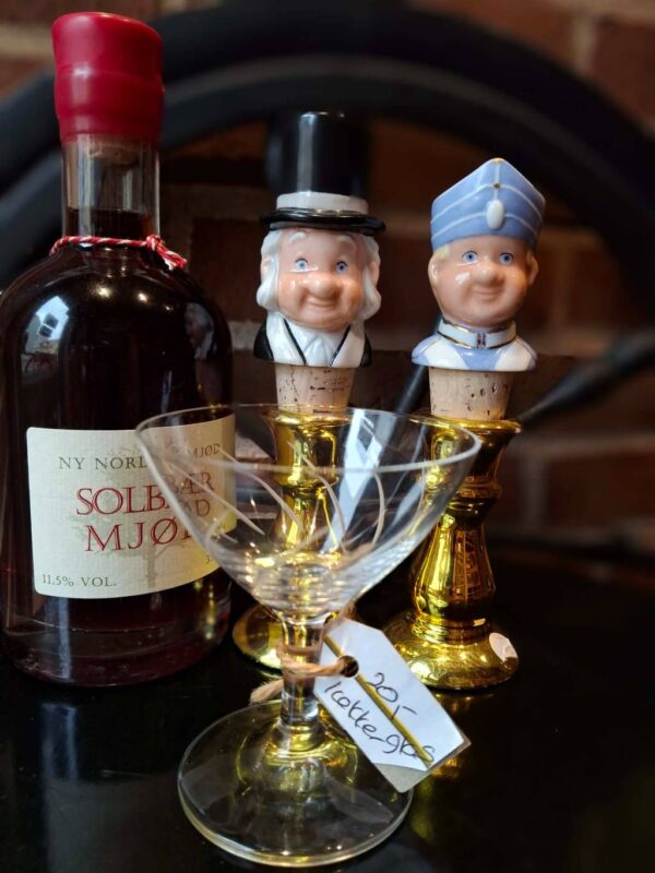 To guldfarvede lysestager med figurer