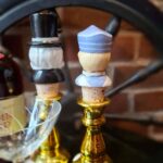 Baggrund af lysestager med figurer og guldfinish