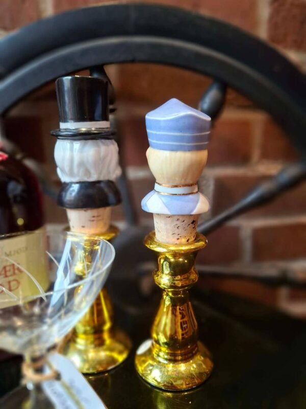Baggrund af lysestager med figurer og guldfinish