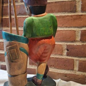 Træfigur af golfspiller bagfra med farver