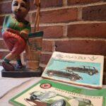 Træfigur af golfspiller med retro bøger