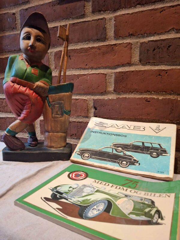 Træfigur af golfspiller med retro bøger