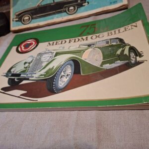 Forside af '75 År Med FDM og Bilen' med retrobil