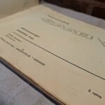 Inderside af SAAB 4 instruktionsbog med patina