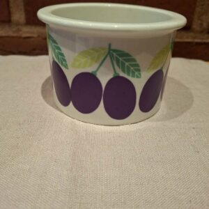 Skål med blommer og lilla frugter