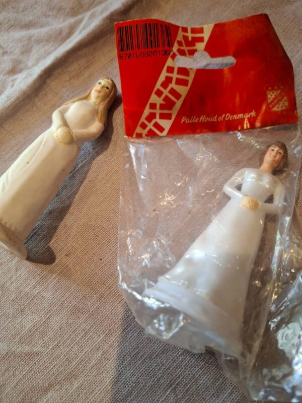 Figur af pige og dens emballage