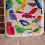 Bakke med fuglemotiv i mange farver