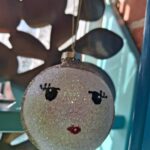 Nærbillede af glitrende kugle med ansigtsdetaljer