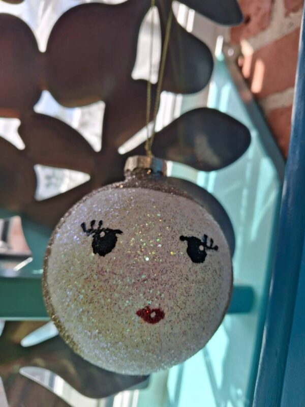 Nærbillede af glitrende kugle med ansigtsdetaljer