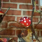 Røde fluesvampe med hvide prikker som julepynt