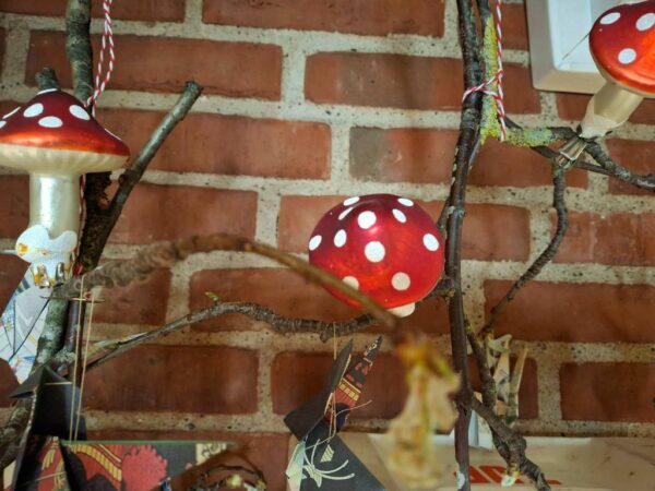 Røde fluesvampe med hvide prikker som julepynt