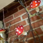 Glasfluesvamp med hvide prikker som julepynt