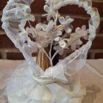 Brudepar figur med hjerteformet ramme og blomster