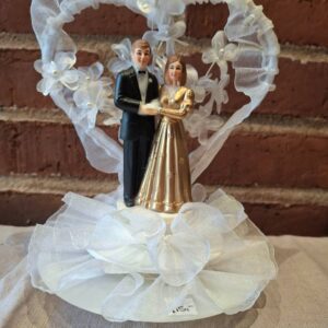 Guld og sort brudepar figur med hjertepynt