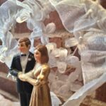 Nærbillede af brudepar figur med hvide blomster
