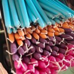 Blå, lilla, pink og orange stearinlys i kasse