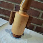 Træfigur af soldat i retro stil set fra siden mod murstensvæg