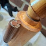 Nærbillede af arme og detaljer på retro træfigur