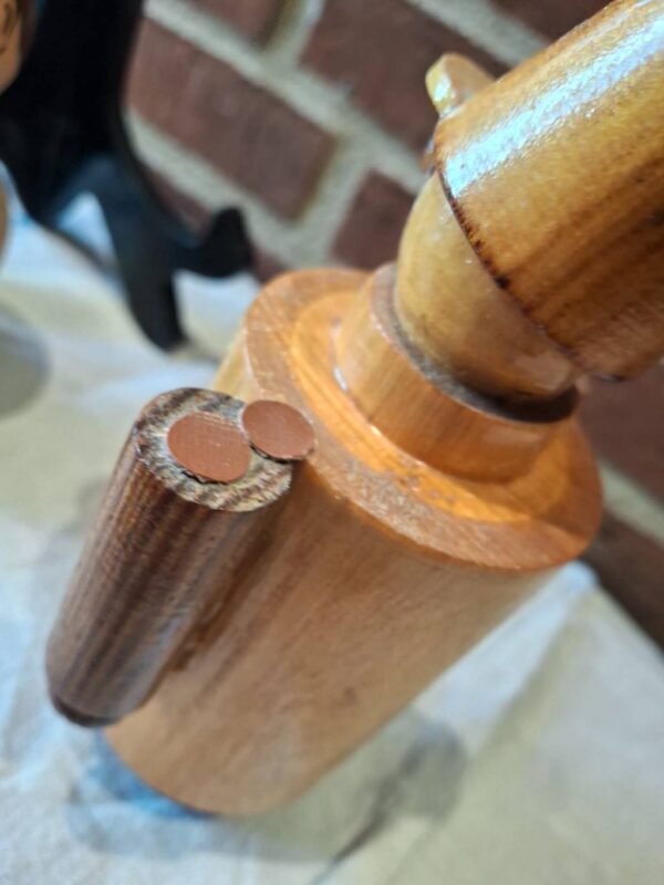 Nærbillede af arme og detaljer på retro træfigur