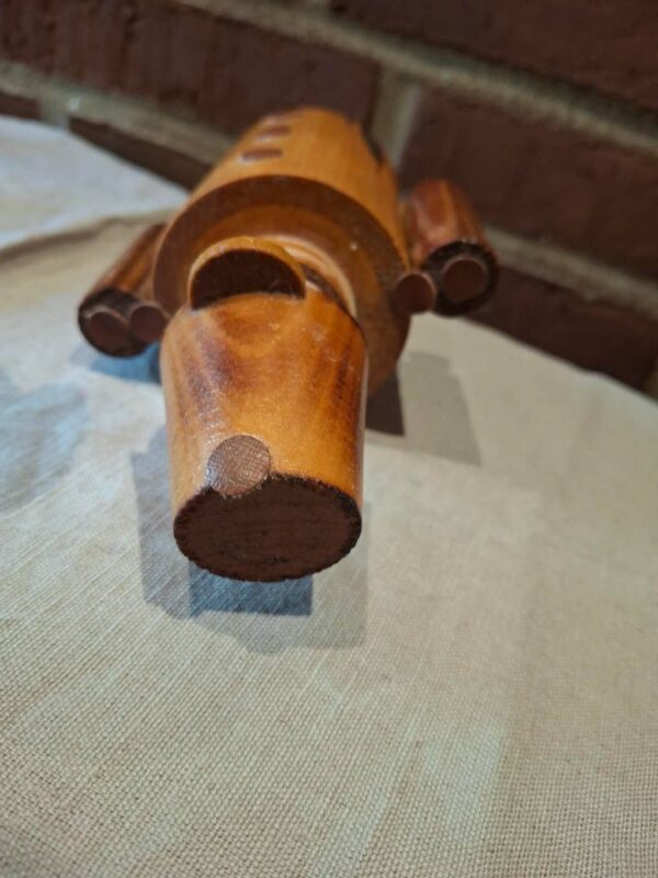 Undersiden af retro træfigur med fokus på bunden