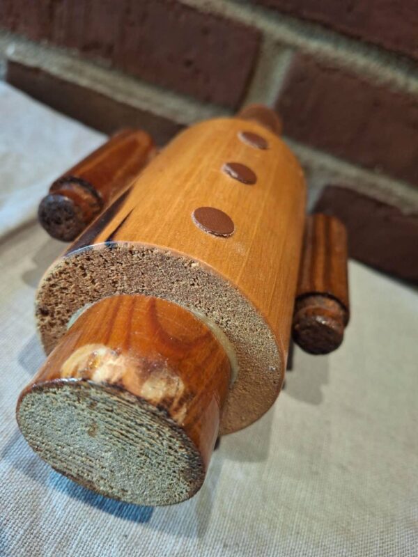 Træfigur liggende med fokus på knapper og bunddetaljer