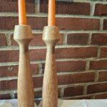 To lysestager i egetræ med orange lys