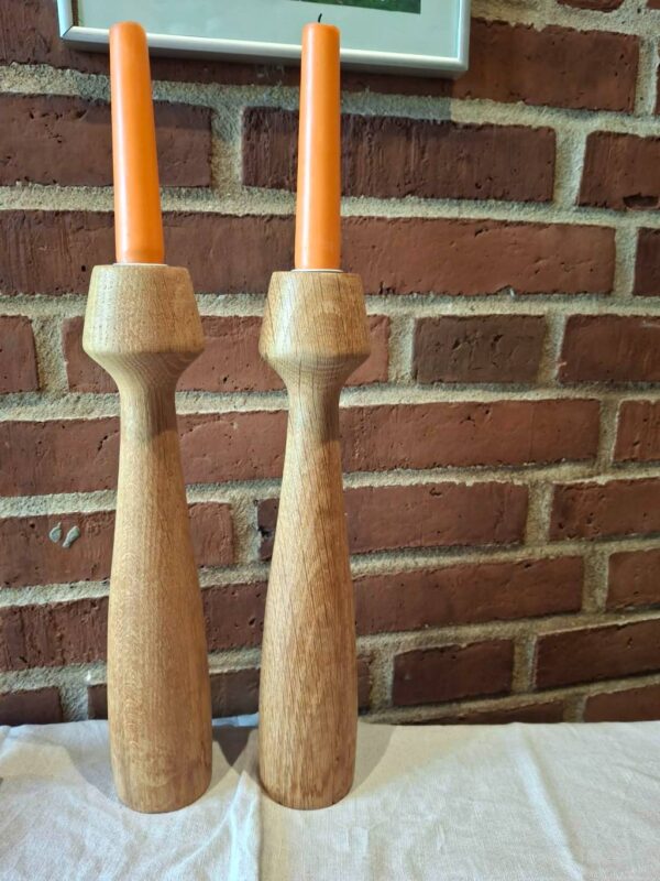 To lysestager i egetræ med orange lys