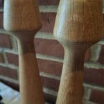 Nærbillede af træstruktur på lysestage