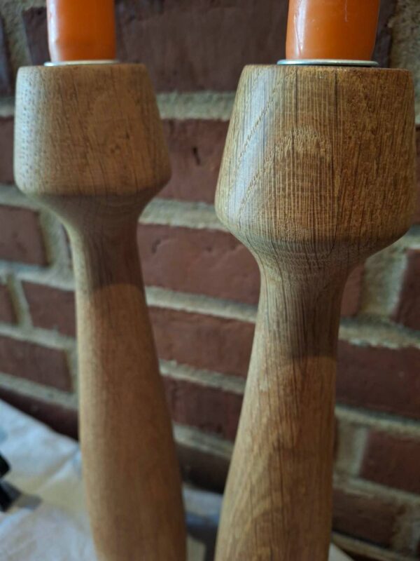 Nærbillede af træstruktur på lysestage