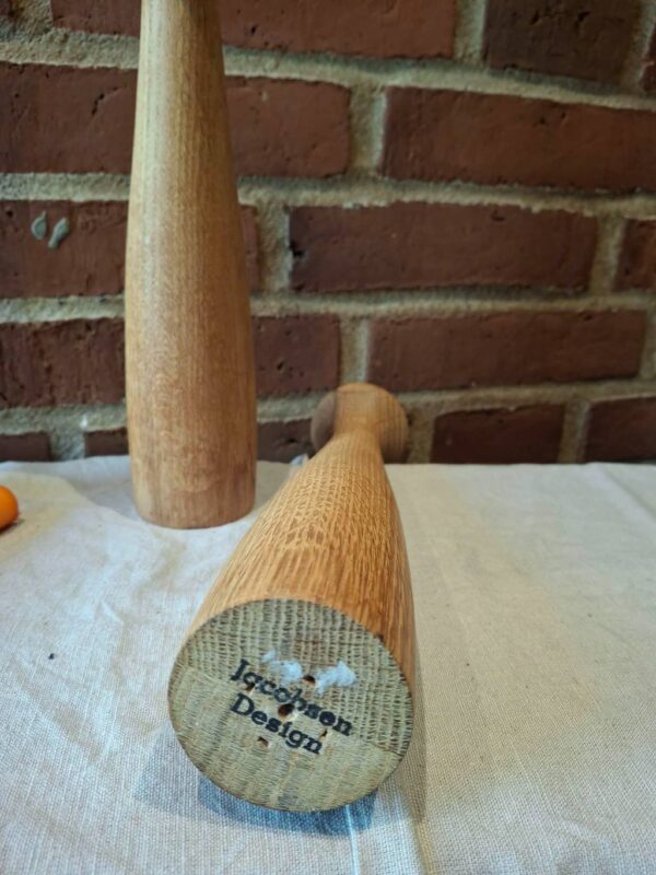 Bunden af lysestage med Jacobsen Design logo