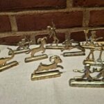 Samling af messingfigurer med stjernetegn