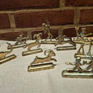 Samling af messingfigurer med stjernetegn