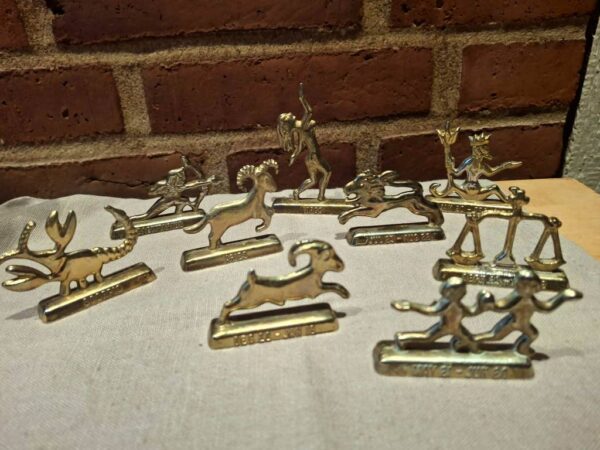 Samling af messingfigurer med stjernetegn