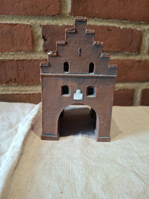 Keramikmodel af Faaborg Vesterport med trappegavl