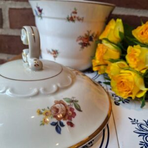 Porcelænslåg med blomsterdekoration og guldkant