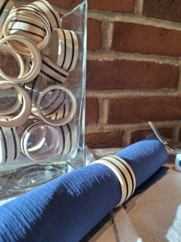 Lys træservietring med sorte striber i glasbeholder