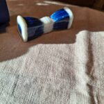 Blå-hvid porcelænssmørholder på beige dug