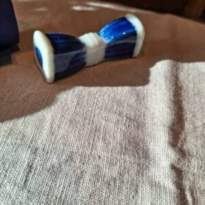 Blå-hvid porcelænssmørholder på beige dug