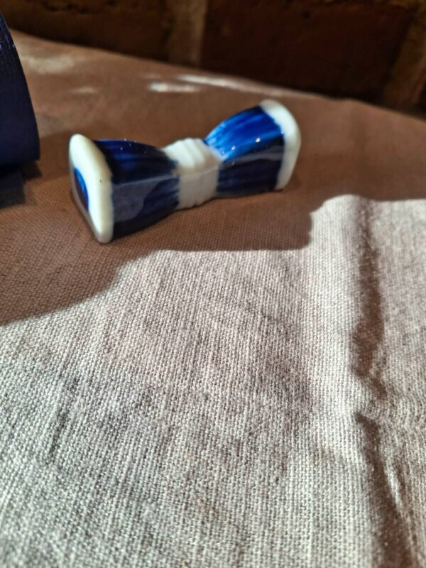 Blå-hvid porcelænssmørholder på beige dug