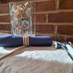 Gaffel med rustfri stål og lyst skaft på bord