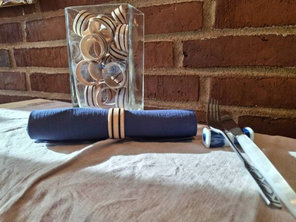 Gaffel med rustfri stål og lyst skaft på bord