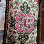 Detaljer af retro pude med blomster og geometriske mønstre