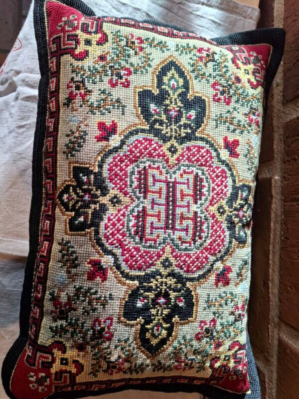 Detaljer af retro pude med blomster og geometriske mønstre
