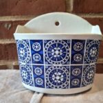 Saltkar i keramik med blå mønstre og vægophængskrog