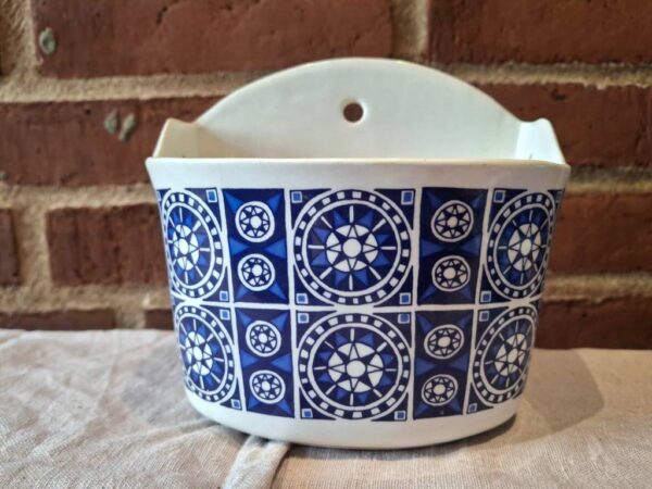 Saltkar i keramik med blå mønstre og vægophængskrog