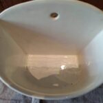 Hvid glaseret inderside af saltkar med ophængshul