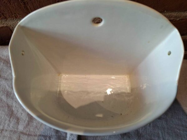 Hvid glaseret inderside af saltkar med ophængshul