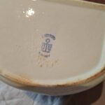 Stempel på bunden af keramik saltkar med patina