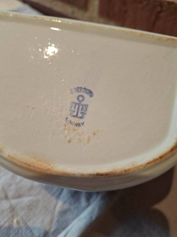 Stempel på bunden af keramik saltkar med patina