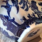 Detaljer af blåt Willow-mønster på kande